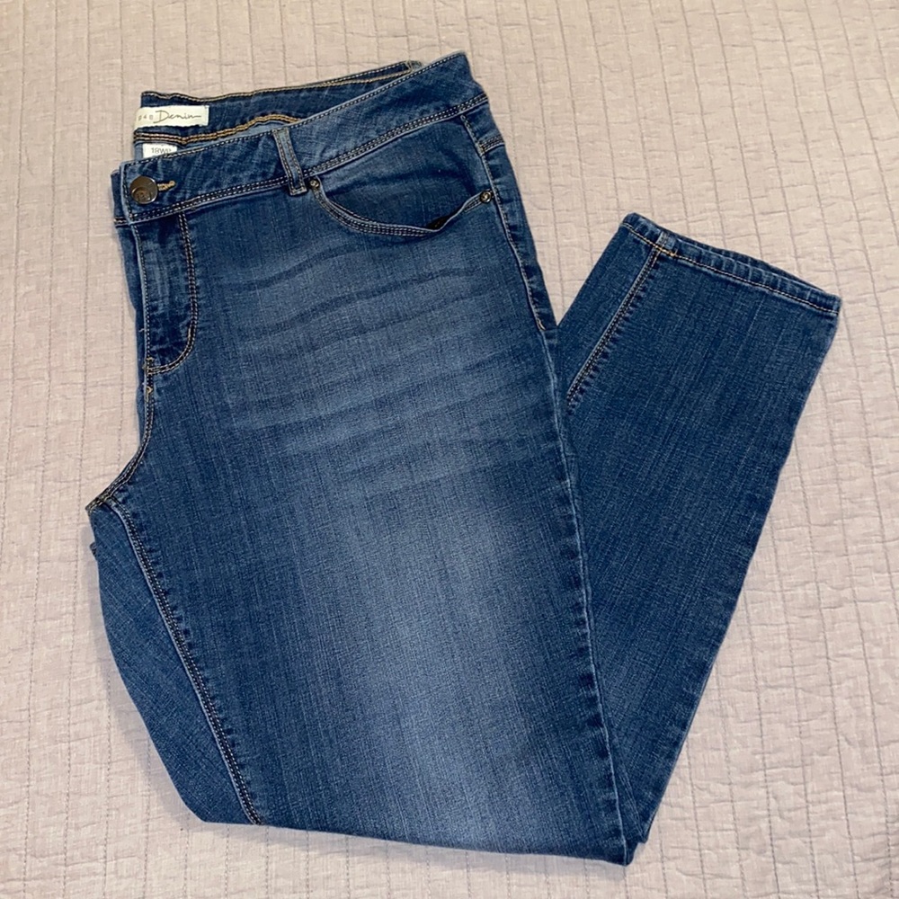 Women’s Petite Dark Wash Skinny Jeans